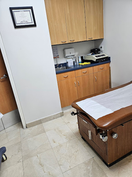 Slider image (4) Dr. Alejandro Lira Dale - Urologist